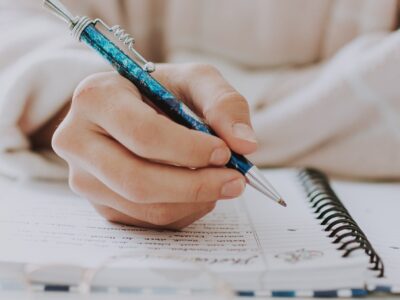 Finde deinen Weg zu Klarheit und Balance mit individuellem Coaching bei WahrSein. Maßgeschneiderte Begleitung für deine persönliche Entwicklung – Yoga, Meditation und kreative Ansätze im Fokus.